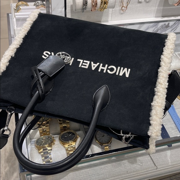 MICHAEL KORS Mirella Medium Suede and Faux Shearling Tote Bag
Black
NWT - Picture 7 of 15